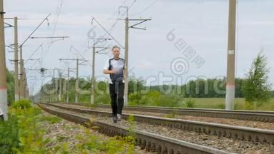人在铁轨上的铁轨之间奔跑。